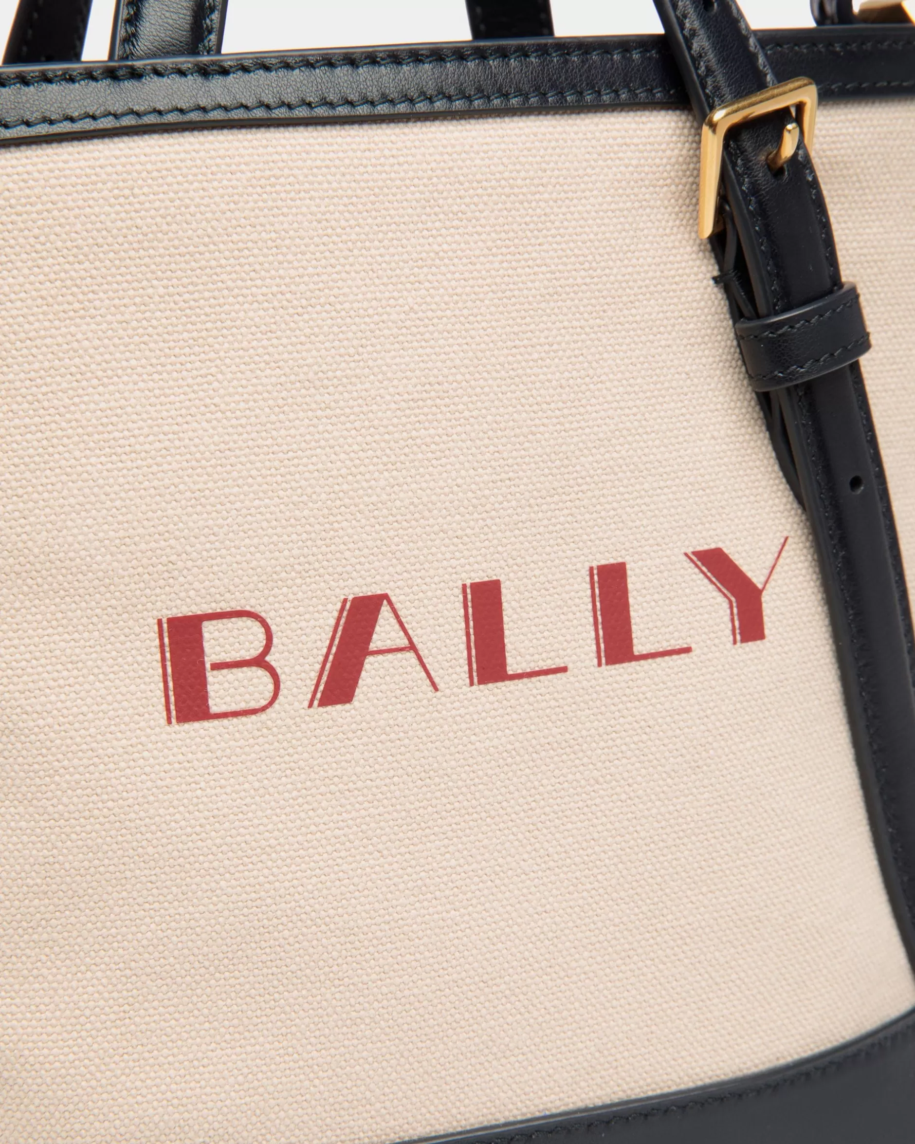 Bally Kleine Summer Capsule Tragetasche Aus Canvas Und Leder In Natur Und Marineblau Weiß Store